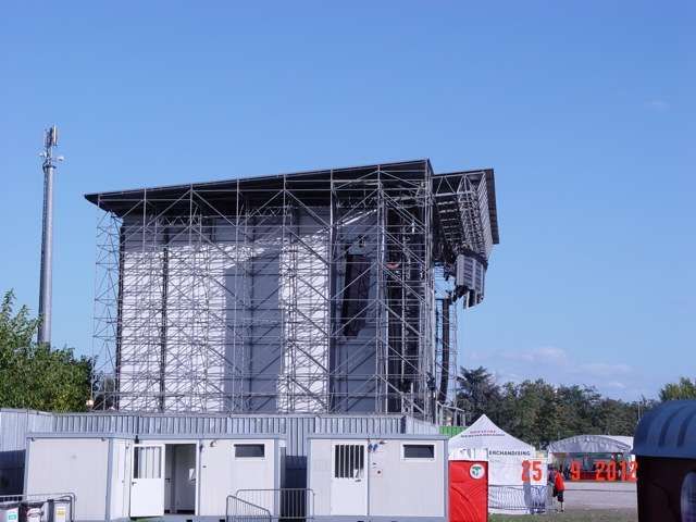 Stage Side durante l'allestimento scenografico